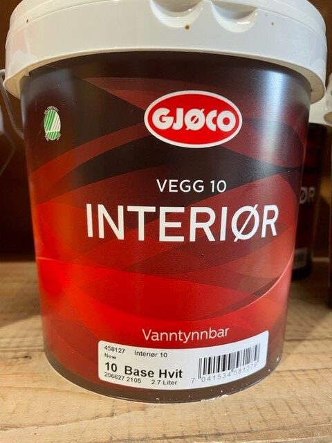 Intergör 10 vit 2,7LITER färghink på en trähylla.