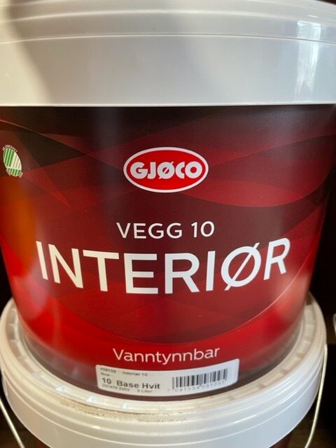 En 9L Interiör 10 vit interiörfärgskopa med vitt lock och norsk text.