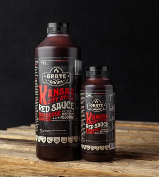 Två flaskor Kansas City Red Barbecue Sauce på trä med mörk bakgrund.