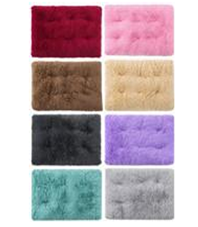 Nio rektangulära fluffiga mattor i olika färger, placerade i ett rutnät om tre gånger tre.