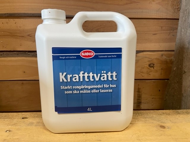 A 4L Krafttvätt 4LITER rengöringslösning på en träyta.