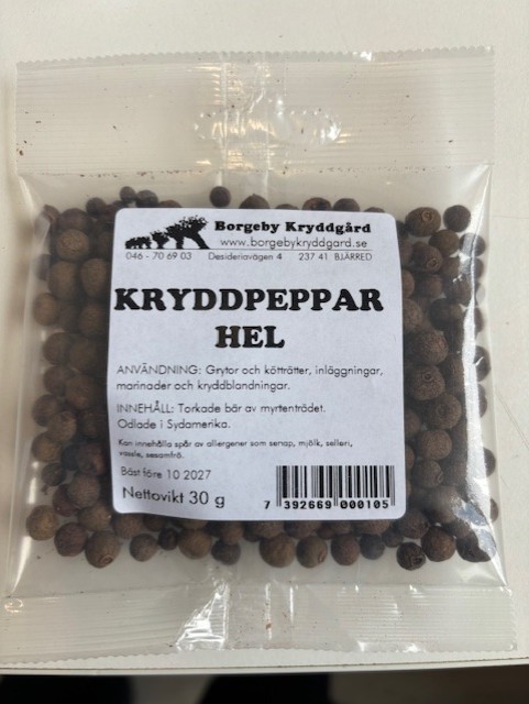En 30 g genomskinlig plastpåse med hel kryddpeppar märkt Kryddpeppar HEL.