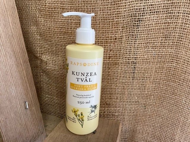 En flaska Kunzea flytande tvål 250ml med pump på en bakgrund av säckväv.