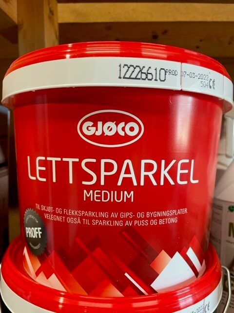 Röd behållare med Proff lättspackel medium 3Liter spackelpasta, märkt på norska.