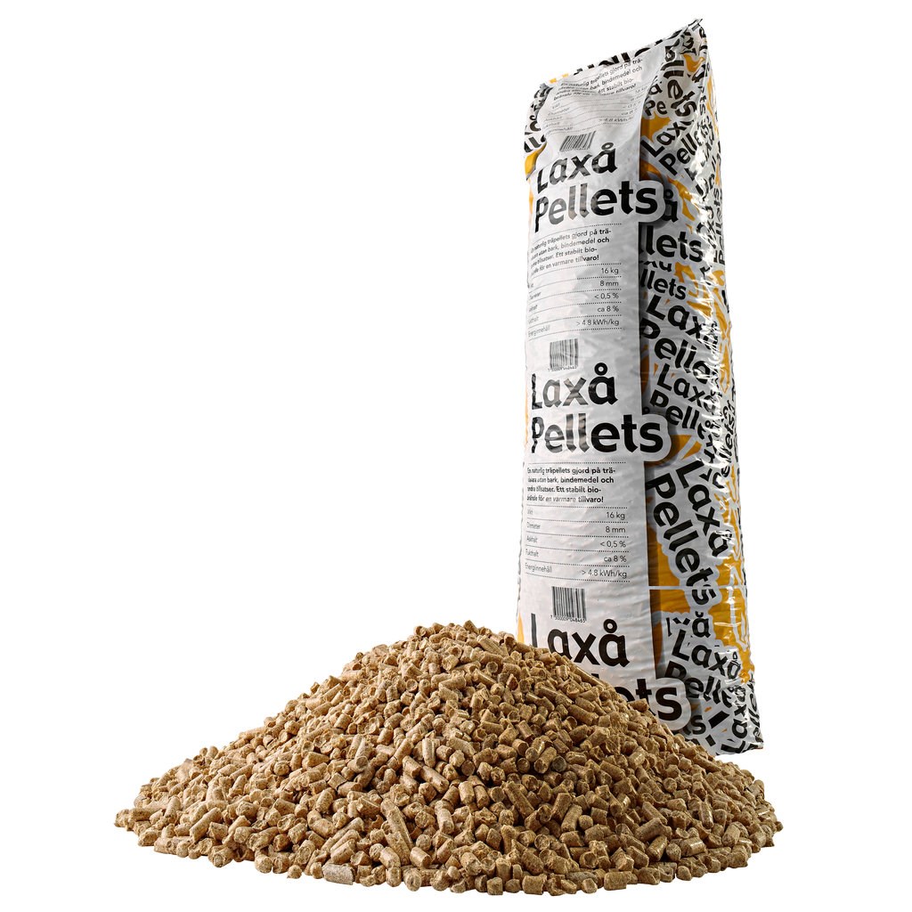 En påse märkt Laxå Pellets bakom en stor hög med träpellets.