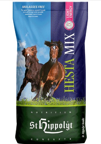 Påse St.Hippolyt HestaMix Nordic Light 20kg hästfoder med två galopperande hästar på framsidan.