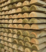 Staplade rader av Tryckimpregnerade slanor med platta sidor vända uppåt.