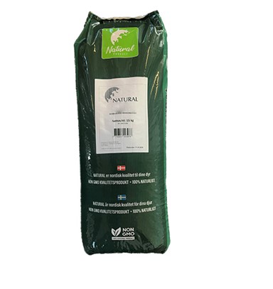 En grön påse med NATURLIG HÖNSFODER - VÄRP 15 KG, märkt 100% naturlig och icke-GMO.