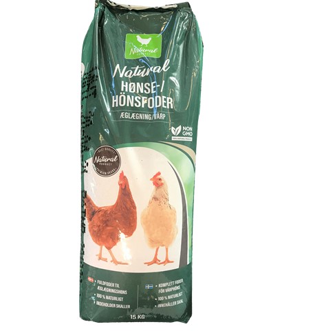 Grön påse med NATURLIG HÖNSFODER - KONCENTRAT 15 KG med två höns avbildade på framsidan.
