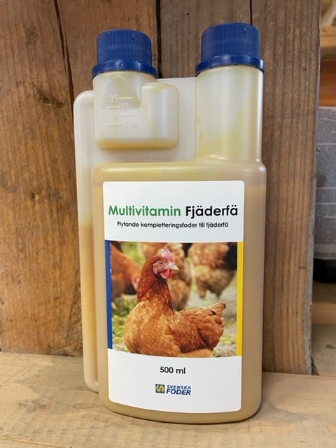 Multivitamin Fjäderfä 0,5 l flaska för fjäderfä, med kycklingfoto på etiketten.