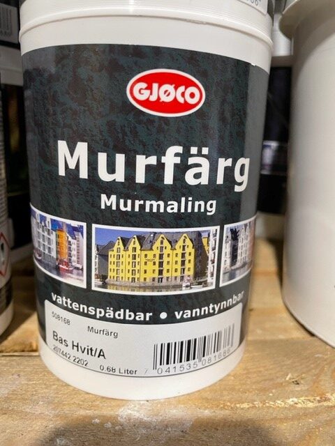 Murfärg bas hvit/A 0,68L burk i vitt, här på en hylla av trä.