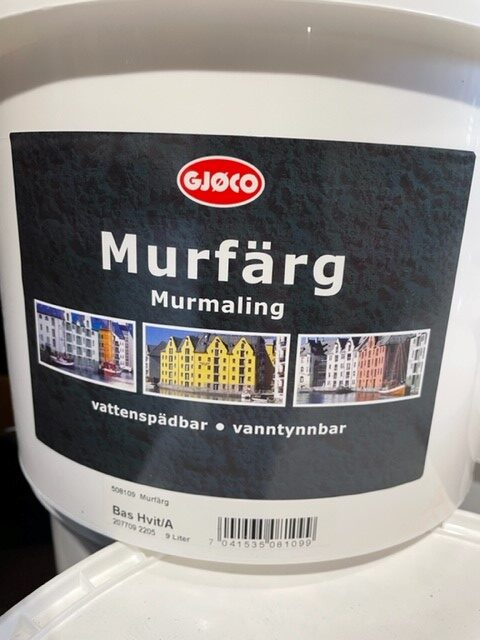 En vit 9L Murfärg bas hvit/A färghink med byggbilder och produktinformation.
