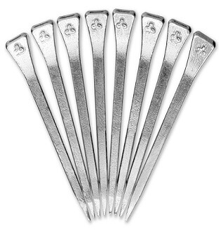 Cemtec söm ESL 250st: Sju cocktailpickar i metall med platta klöverändar.