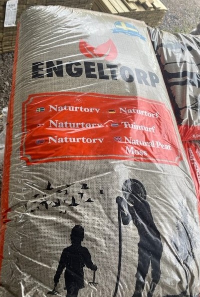 Påse med ENGEFLORP naturlig torvmossa med silhuetter av barn och fåglar på förpackningen.