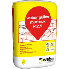 En gulvit påse med weber gullex murbruk M 2,5 med en rödvit etikett.