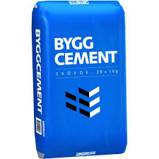 En blå 25 kg Byggcement-påse med en svartvit blocklogotyp.