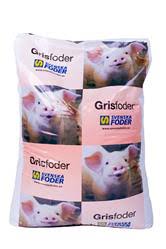 Gris Bas 15 kg djurfoderpåse med smågrisar och Grisfoder, Sucra Foder-logotyper.