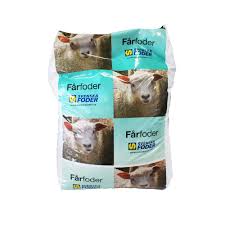 En 15 kg Fiol Får fårfoderpåse med fårbilder och texten "Fårfoder" på förpackningen.