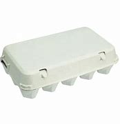 En stängd Äggkartong 18 ägg, vit äggkartong av kartong på slät bakgrund.