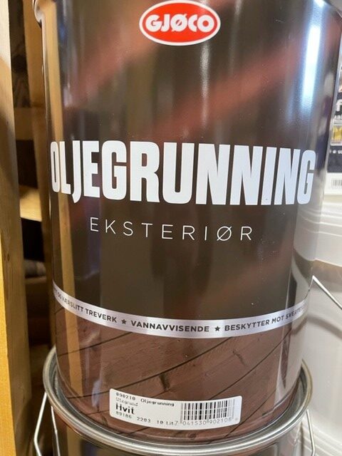 En 10L burk med oljegrunning vit exteriör träprimer, märkt på norska.