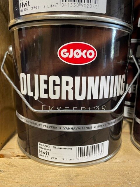 En burk oljegrunning vit 3LITER på en trähylla.