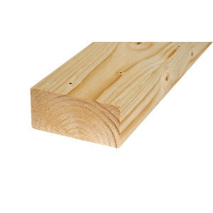 Närbild av Regelvirke 45*95 plank med ådring och kvistar mot vit bakgrund.