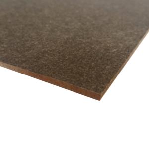 Närbild av OLJEHÄRDAD BOARD 3,0X1220X2440, en tunn brun fiberskiva, mot en vit bakgrund.