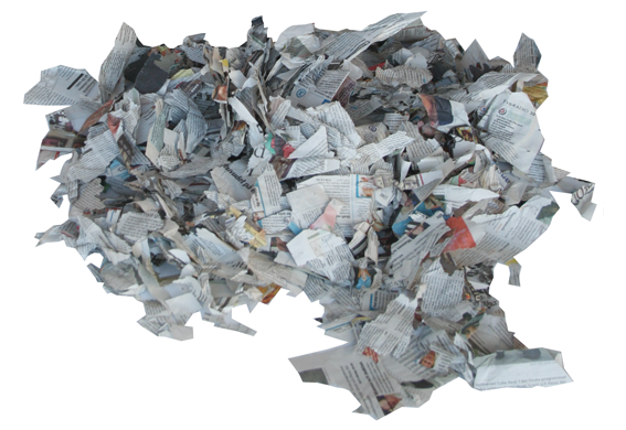 En hög med sönderrivna och skrynkliga tidningsartiklar utspridda på en vit yta.