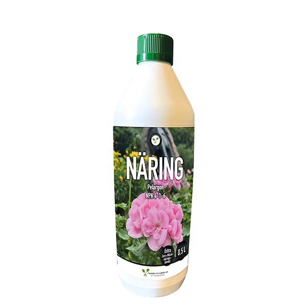Vit flaska med grönt lock märkt Pelargonnäring 0,5L, rosa blommor på framsidan.