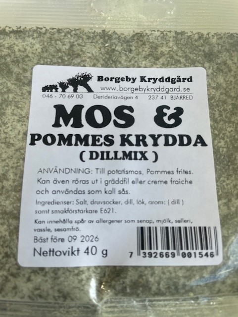Mos & pommeskrydda-paket med svensk text och ingrediensförteckning.