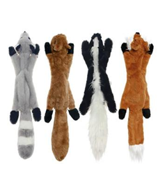 Fyra 45CM realistiska skinn från vilda djur - tvättbjörn, ekorre, skunk, räv - sida vid sida.