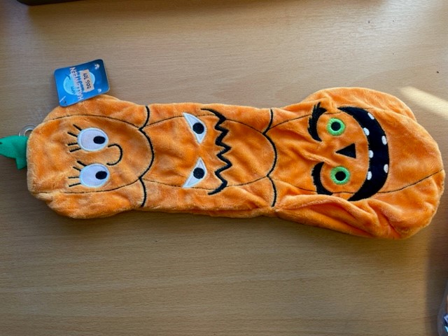 Plyschleksak, pumpor med prassel: orange hundleksak i plysch formad som en lång pumpa.