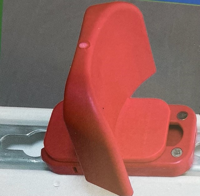 Premium bomhållare RÖD plastlåslock på metallskena, visas i stängt läge.