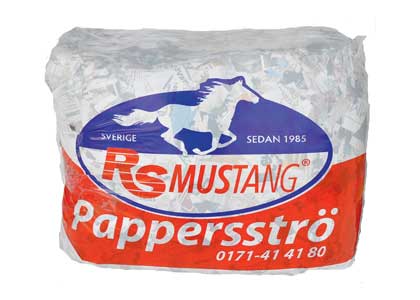Ett plastförpackat paket med RS Mustang Pappersströ strö av strimlat papper.