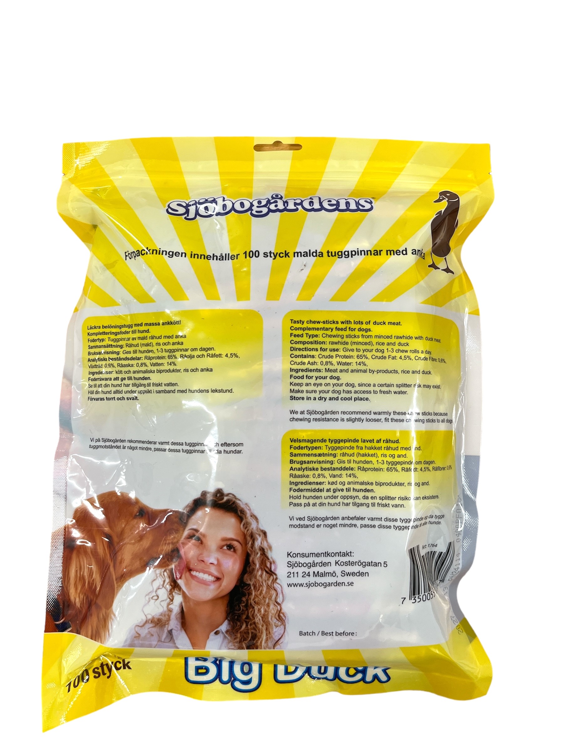 Gul påse med Sjöbogårdens tuggpinnar 100p anka med text och en kvinna som ler mot en brun hund.