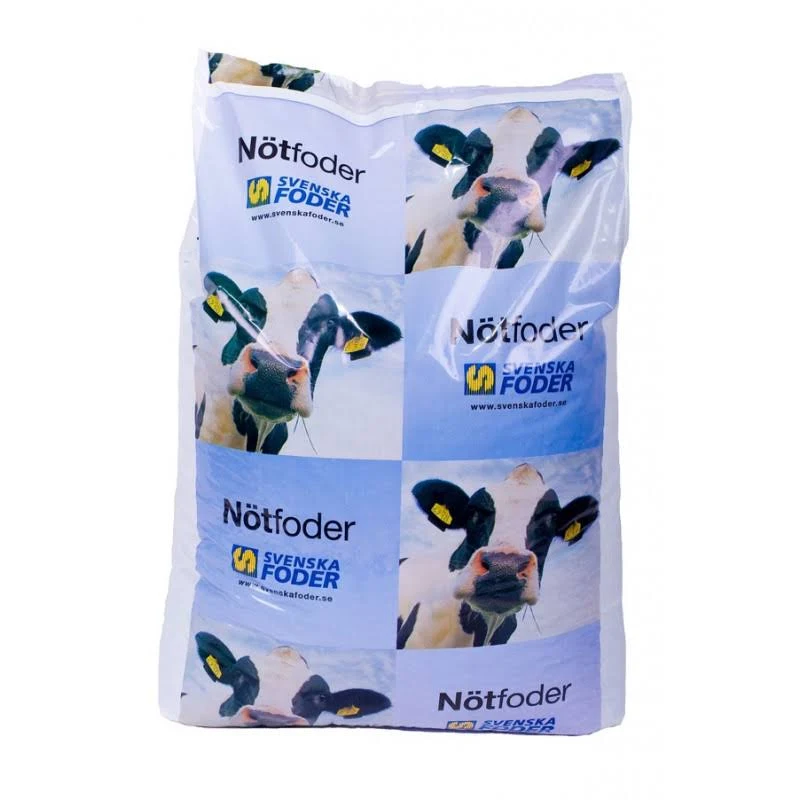 Primo Kalvstart 15 kg foderpåse för nötkreatur med kor och Svenska Foder-märkning.