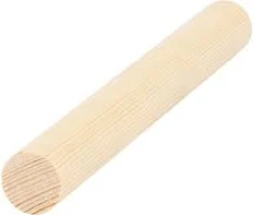 En Rundstav furu obh 33mm stav liggande diagonalt mot en vit bakgrund.