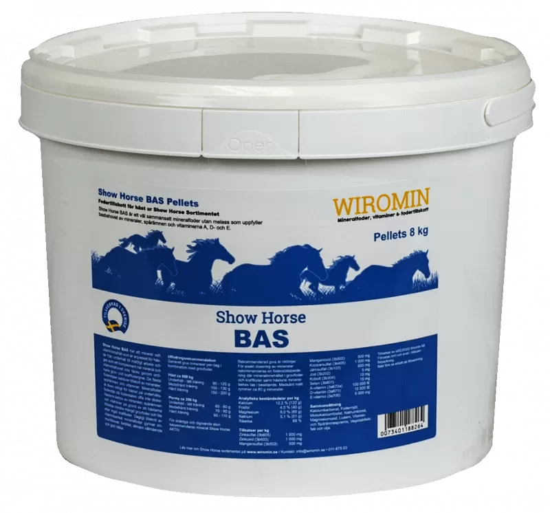 Vit 8 kg tub med Show Horse BAS Pellets med blå etikett och hästsilhuetter.