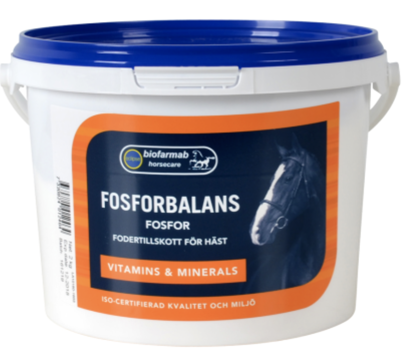 Vit hink märkt FOSFORBALANS 2 KG hästfodertillskott med hästbild.