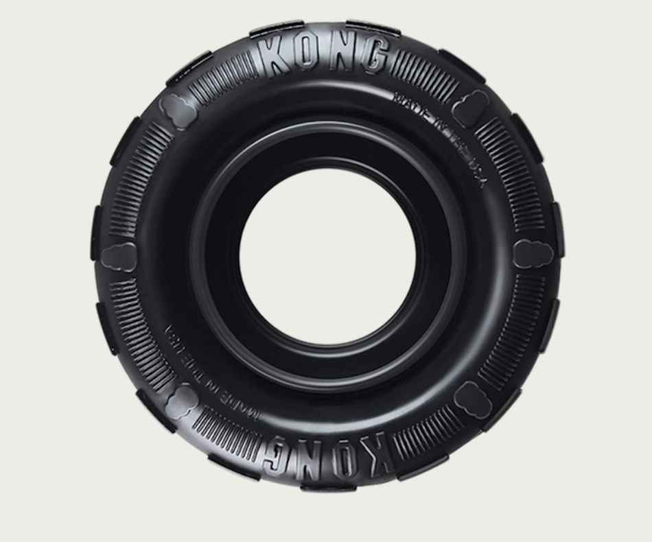 Kong Tyres mellanstort/stort svart leksaksdäck av gummi med KONG-prägel, sett uppifrån.