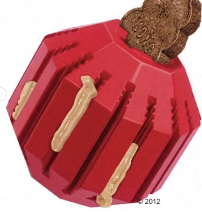 Kong Stuff a Ball M: Röd hundleksak som rymmer godis och har spår för jordnötssmör.