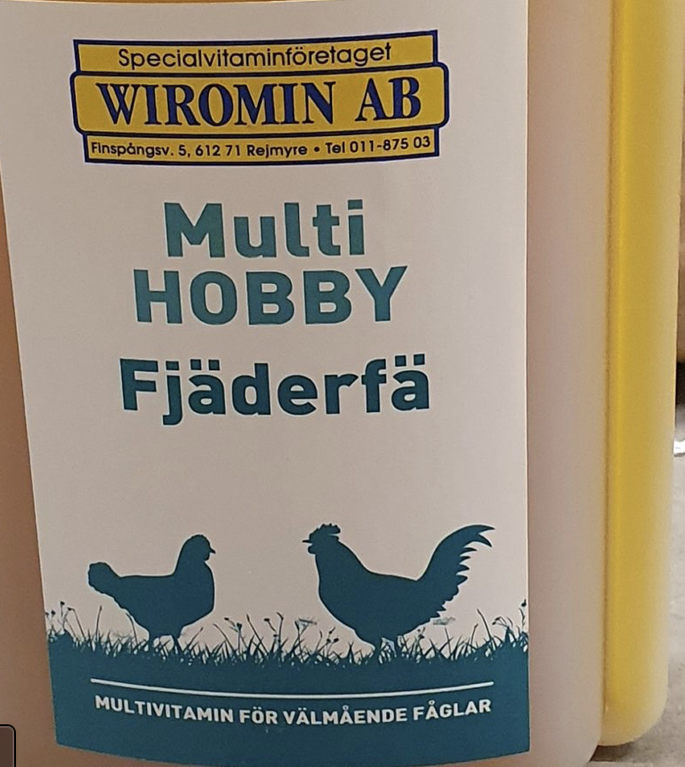 Etikett för Multi Hobby Fjäderfä 1L med fågelsilhuetter.