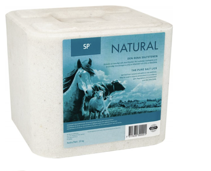 Saltsten Sp Natural 10 kg är ett vitt saltblock med en blå etikett med djur.