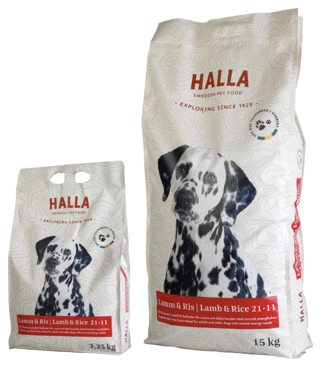 Två påsar Halla hundmat med en svartvit dalmatiner på förpackningen.