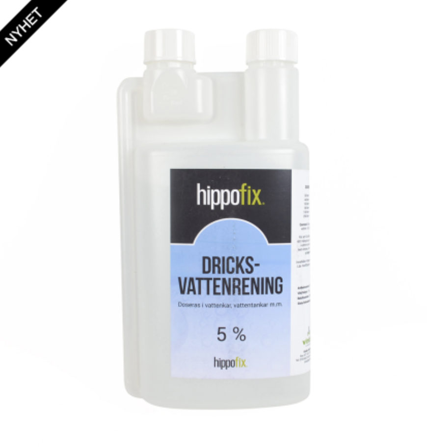 Genomskinlig plastflaska märkt HIPPOFIX VATTENRENING 5% 1L, för vattenrening.