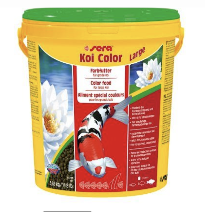 Gul behållare med Sera Koi Color Nature pellets 21L med koifisk och bild på vit näckros.