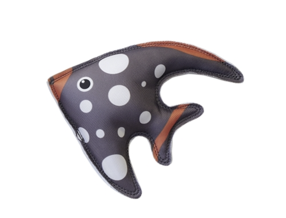 FISK "BADLEKSAK" 22 cm fylld fiskleksak med vita fläckar och orangea detaljer.