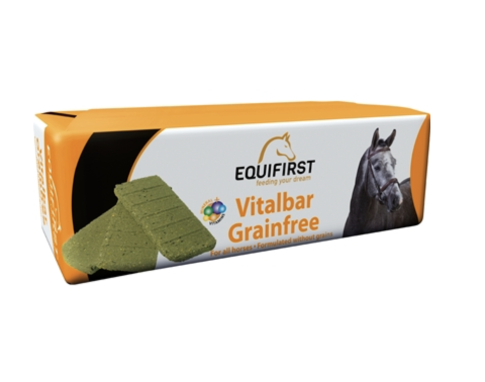 EQUIFIRST VITALBAR GRAIN FREE box med gröna staplar och hästbild på förpackningen.