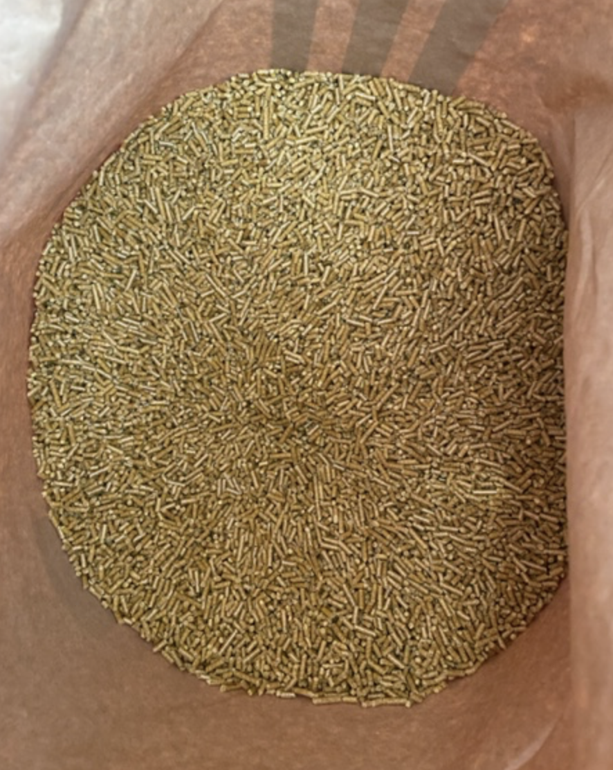 En påse Morots-pellets 1KG: små, cylindriska, gulgröna pellets.