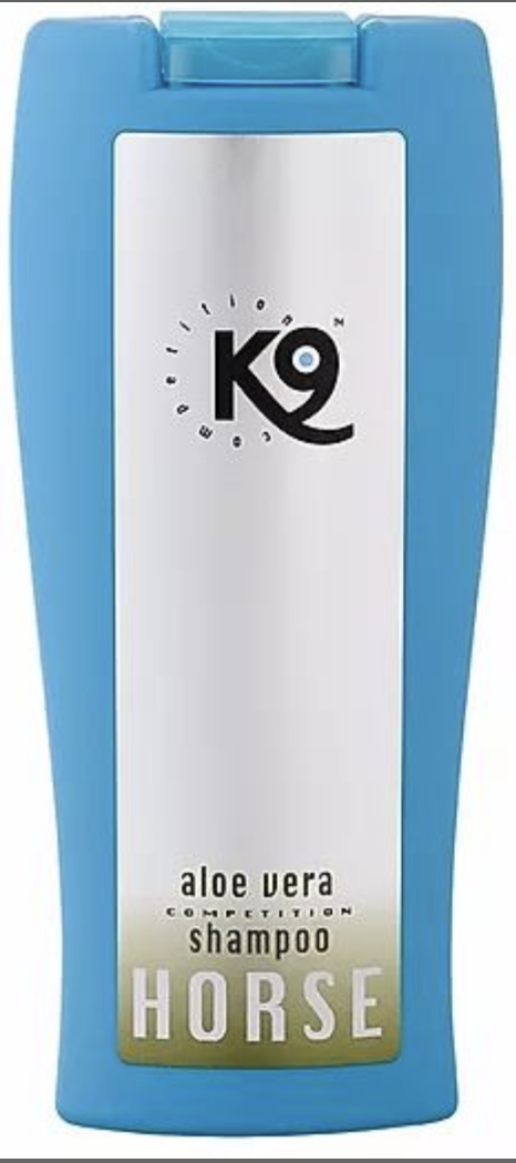 Blå flaska med K9 Horse aloevera schampo med silverfärgad etikett.